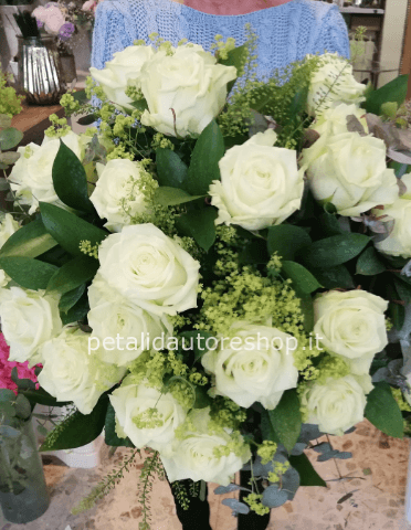 Bouquet con 20 rose bianche confezionato.