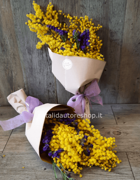 Bouquet di mimosa con fiore colorato