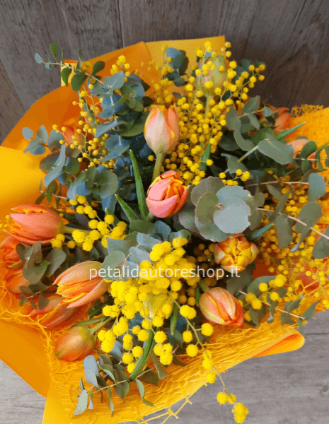 Bouquet di tulipani e mimosa